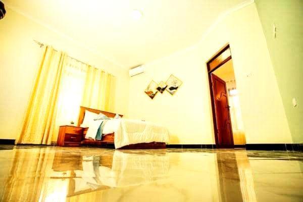 Safi House Bed & Breakfast Boma la Ngombe Exterior photo