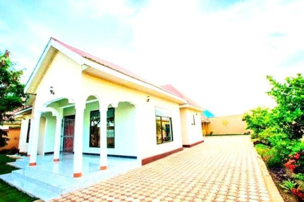 Safi House Bed & Breakfast Boma la Ngombe Exterior photo
