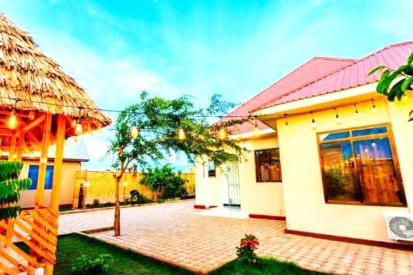 Safi House Bed & Breakfast Boma la Ngombe Exterior photo